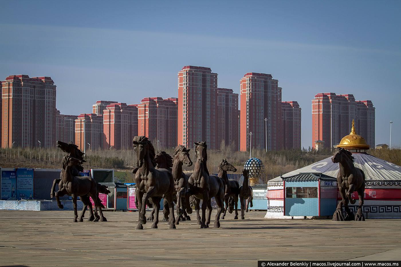 Мертвые города в китае. Ордос Кангбаши, Китай. Кангбаши город призрак. Кангбаши город-призрак в Китае. Ордос город призрак.