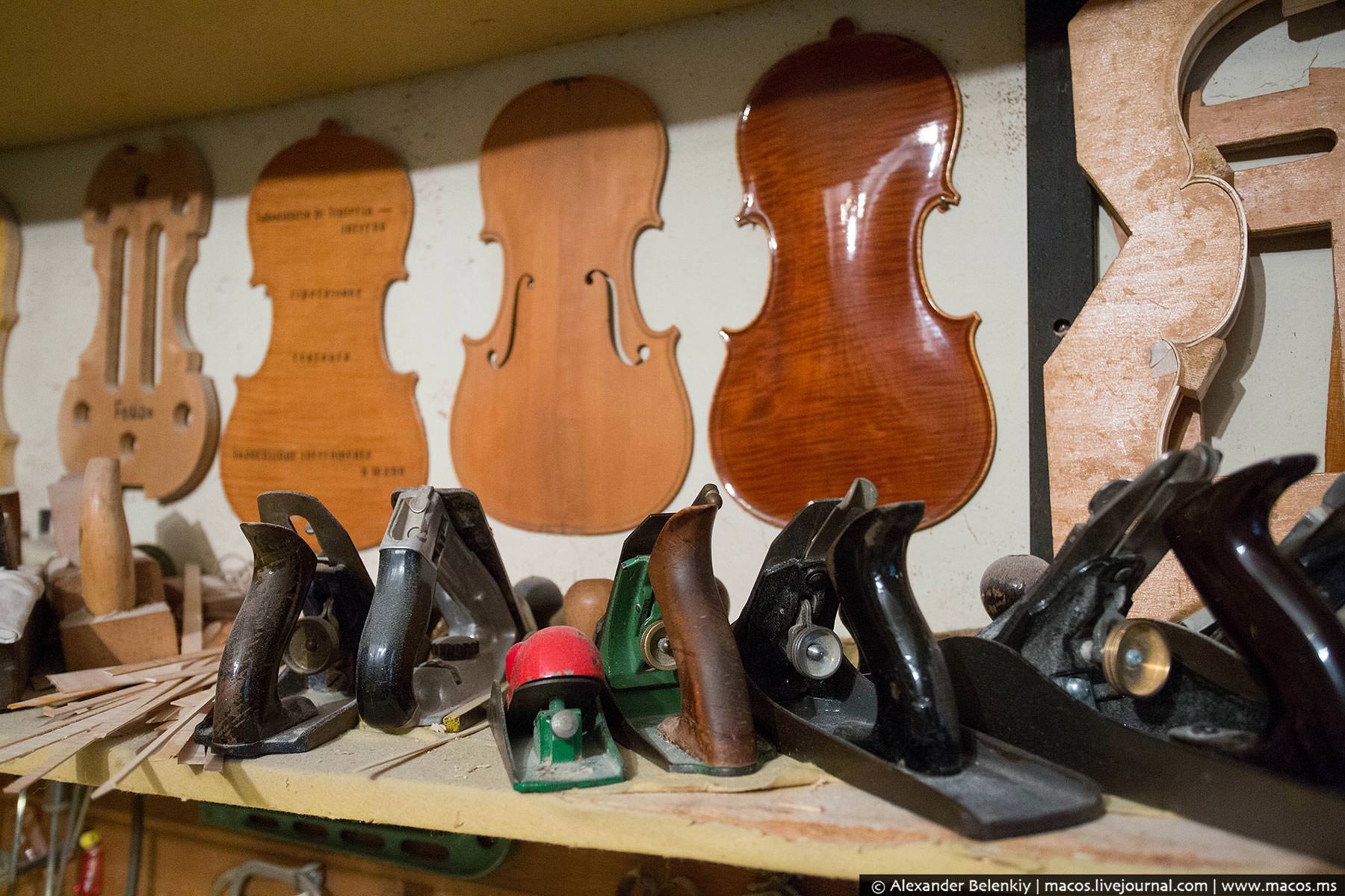 Из чего делают скрипки. Мастерская Страдивари в Италии. Изготовление скрипки. Как изготавливают скрипку. Скрипки Страдивари изготовлены из древесины:.