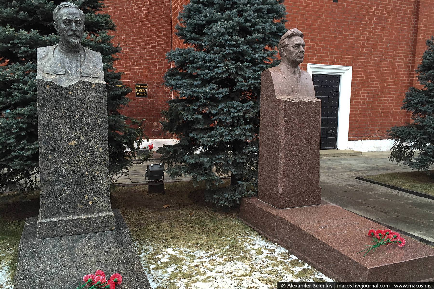 Некрополь у кремлёвской стены могила Гагарина