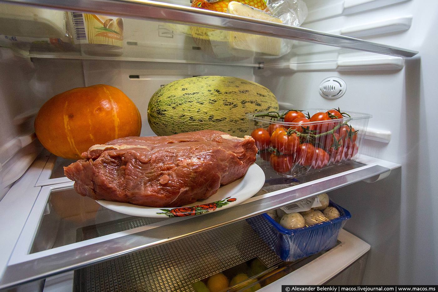 Как сохранить мясо без. Холодильник для мяса. Хранение мяса в холодильнике. Холодильник полный мяса. Холодильник с продуктами.
