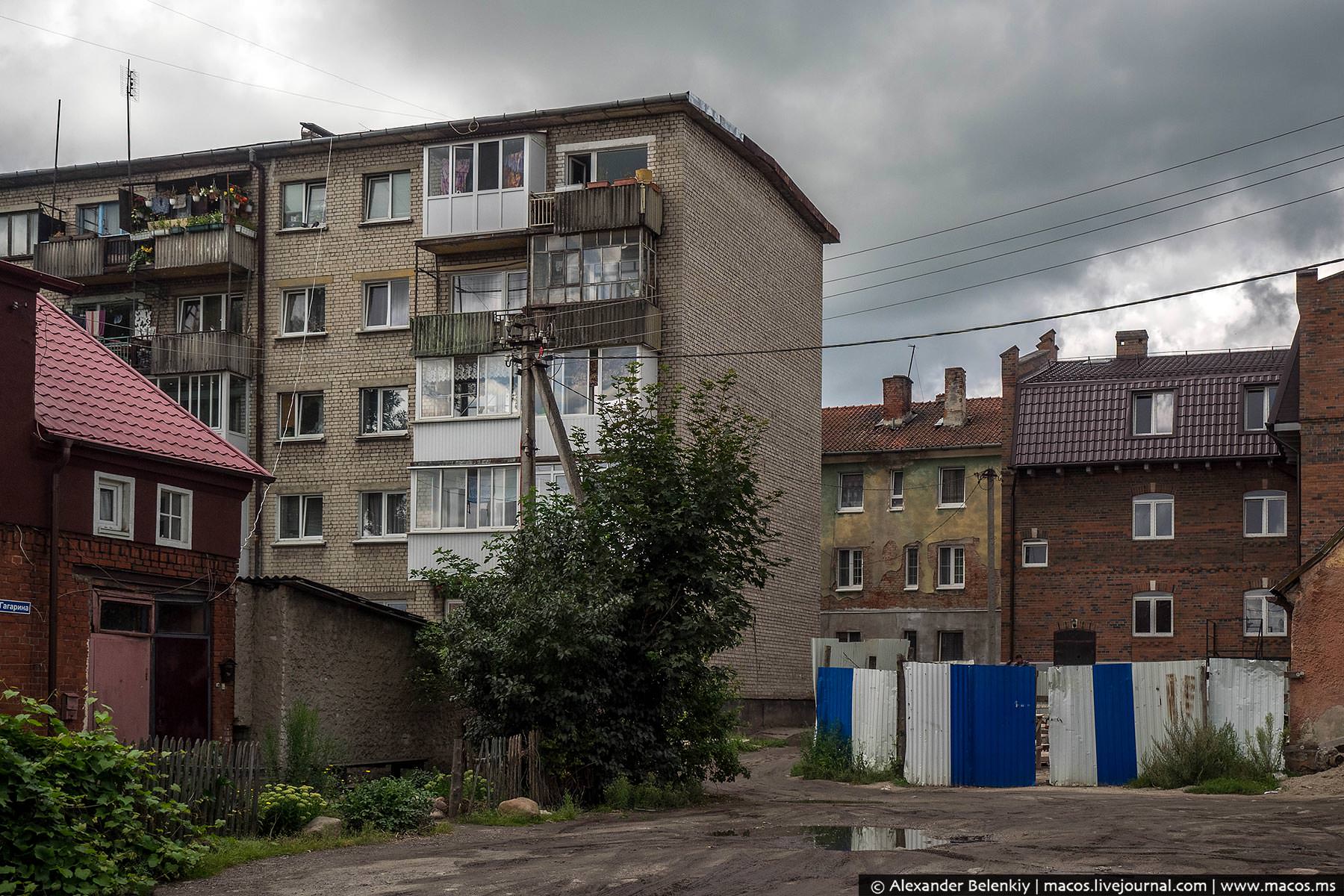 Бывшие 1 7. Двор спального района. Спальные районы двор. Двор спального района в России. Россия спальные районы дворы.