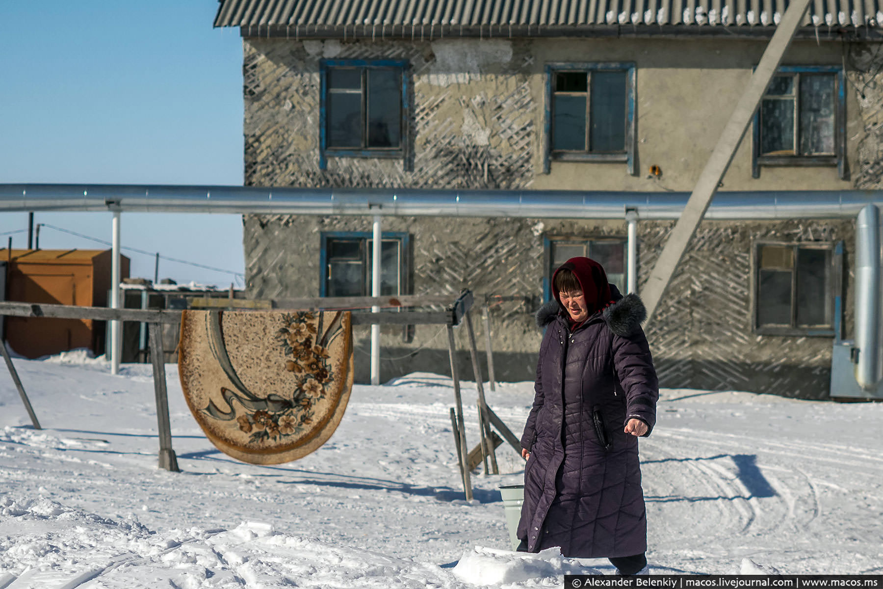 Поселок делает. Поселок в тундре. Поселок Тундровый. Пятиэтажка по среди тундры.