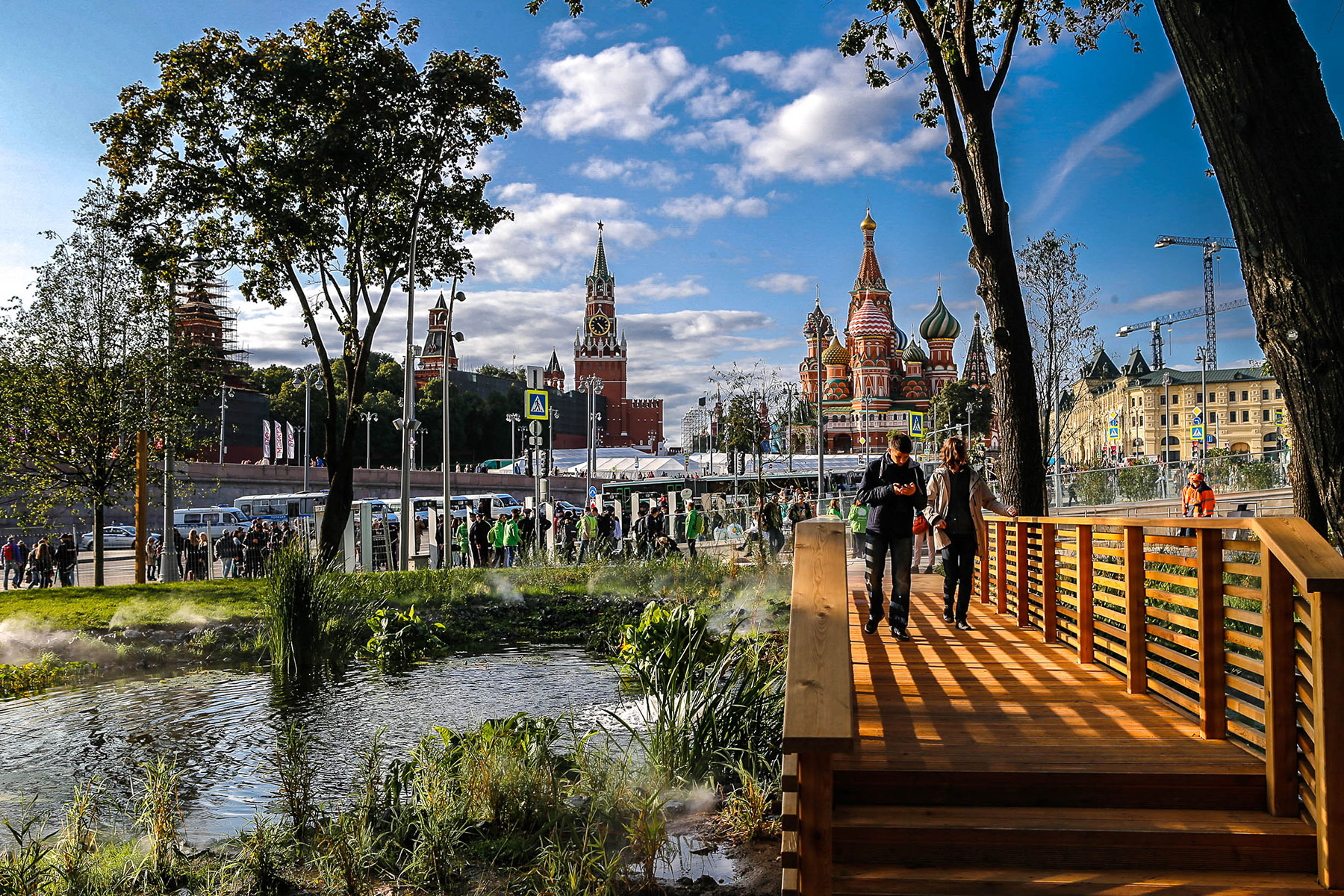 Москва летом куда. Парк Зарядье. Парк Зарядье в Москве. Красная площадь парк Зарядье. Парк Зарядье в Москве фото.