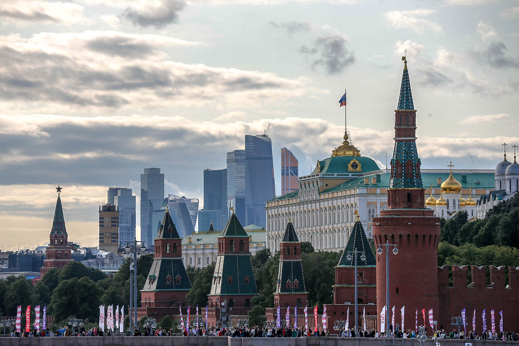 Кремль выпуск. Москва Кремль Зарядье. Вид на Кремль из парка Зарядье. Красной площади, Зарядья, , Москва-Сити. Москва Сити из Зарядья.