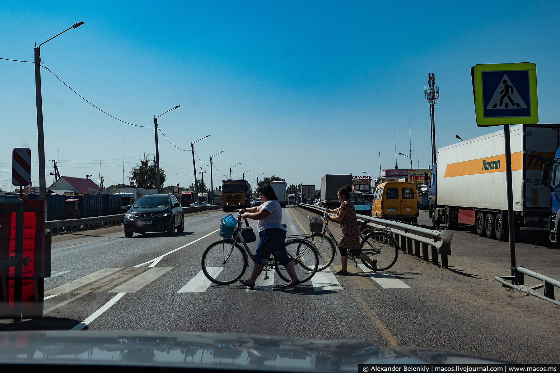 пейзаж с машиной. дорога на юг. шестиполосная дорога. автомобиль дорога горы. лучшее на дорогах 2015.
